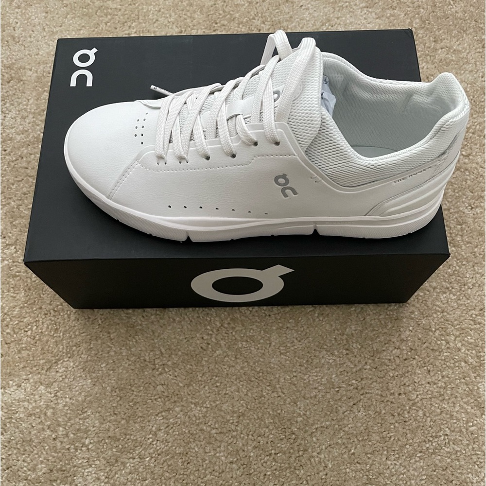 NEW On Cloud Women’s Roger Sneakers Size 10